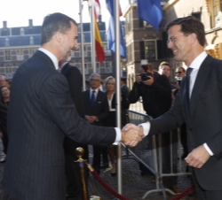 Su Majestad el Rey es recibido por el Primer Ministro de los Países Bajos, Mark Rutte, a su llegada al Binnenhof (sede de la oficina del Primer Minist